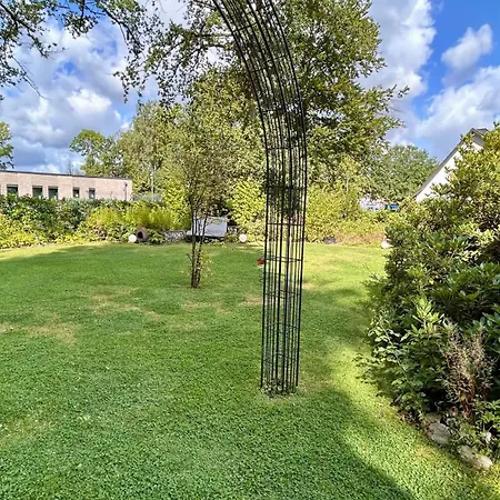 Mittwald Star - Garten Eingezaeunt, Terasse, Familie, Hund