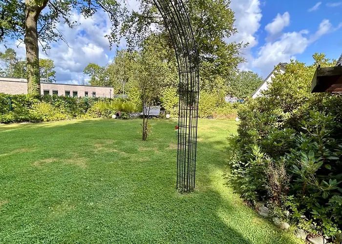 Mittwald Star - Garten Eingezaeunt, Terasse, Familie, Hund